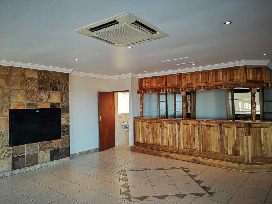 5 Bedroom Property for Sale in Menkenkop Western Cape